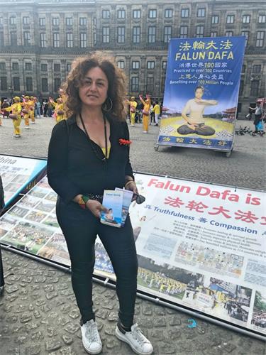 '图11:记者兼私人教练罗拉(Roela)女士。'