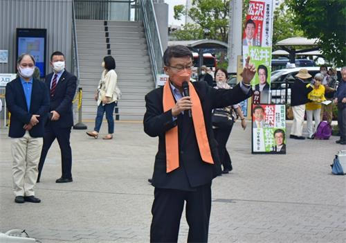 '图8:前众议院议员中津川先生在集会上发言'