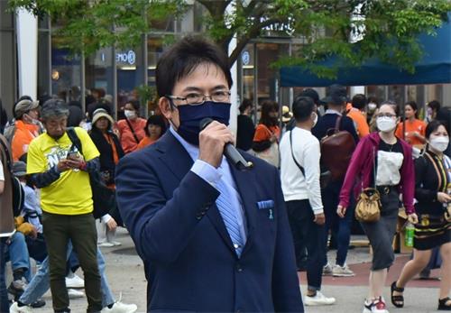 '图9:逗子市议会议员丸山先生在集会上发言'