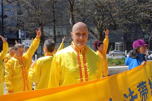'图12:魁北克市法轮功学员马克特(Alain Marcotte)说,感恩法轮大法带给他平和与善良。'