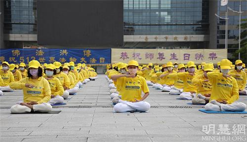 图1~3:台中市法轮功学员在市政府广场上祝贺师尊生日快乐,在艳阳下为过往的民众展示法轮功的五套功法。