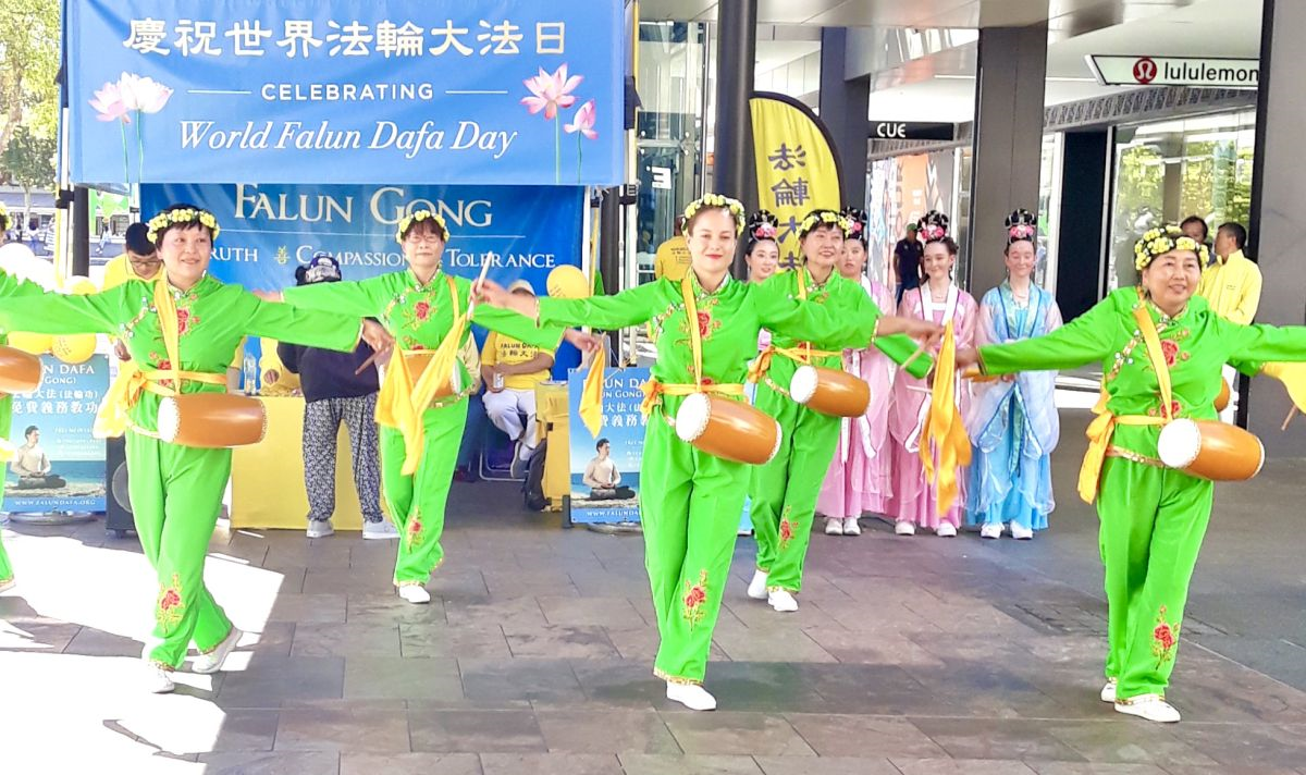 '图6:西澳法轮功学员在珀斯市中心步行街上表演腰鼓庆祝法轮大法传世三十周年'