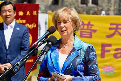 图10:世界法轮大法日前夕,2022年5月10日,在国会山的庆祝法轮大法洪传30周年的庆典上国会法轮功之友联合主席思格若(Judy