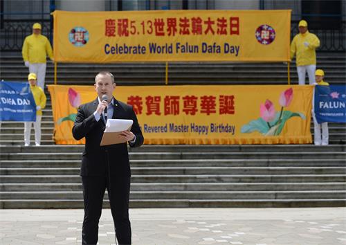 图2-3:五月八日,温哥华地区部分法轮功学员在温哥华市中心艺术馆北侧庆祝法轮大法弘传世界三十周年。(明慧网)