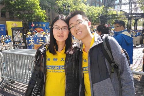 '图4:堪培拉学员凯文(Calvin Zhang)和妻子在法轮功集会活动时留影。'