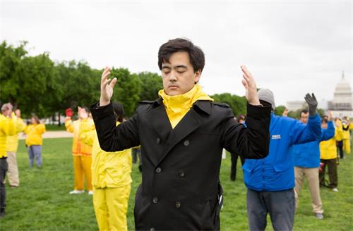 '图2~4:集体炼功'