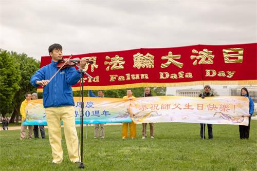'图5~7:法轮功学员演奏乐曲,表达他们内心对师父的感恩。'