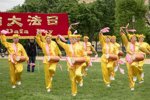 '图9:腰鼓表演'