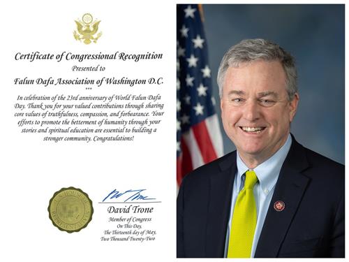 '图10:美国国会众议员戴维‧特隆(David Trone)向华盛顿DC法轮大法学会颁发国会褒奖证书,庆祝第二十三届世界法轮大法日。'