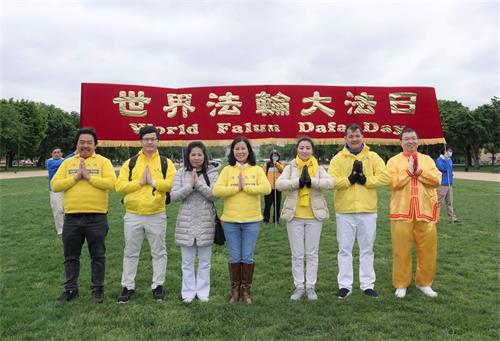 '图16:参加大法日庆祝活动的部分越南裔法轮功学员祝师父生日快乐。'