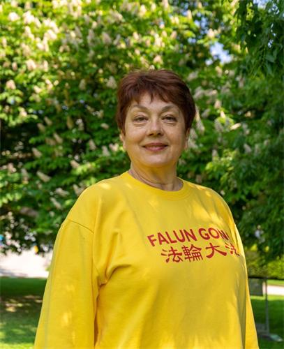 '图三:俄罗斯裔学员娜塔丽(Natalie)参加曼海姆法轮大法日活动。并表达对法轮大法的感恩。'