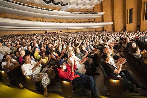图6:二零二二年五月七日和八日,神韵环球艺术团在美国长滩市长滩会展娱乐中心露台剧院连演三场演出,场场一票难求。图为八日演出大爆满的盛况。(大纪元)
