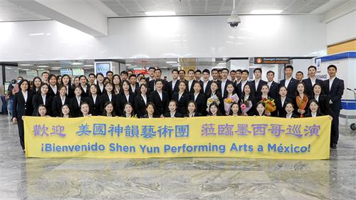 图7:睽违三年,二零二二年五月五日,神韵巡回艺术团再度莅临中美洲墨西哥第二大城瓜达拉哈拉,受到粉丝热情接机。(新唐人电视台)