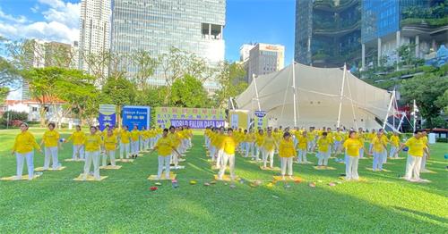 '图2~3:新加坡学员集体炼功,迎接法轮大法洪传三十周年的到来。'