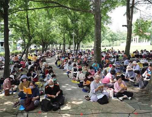 图2:台湾中区部份学员于云林估坑河边公园学法交流促精進。