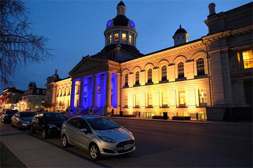 图6~8:历史名城金斯顿市(Kingston)升旗和亮彩灯。
