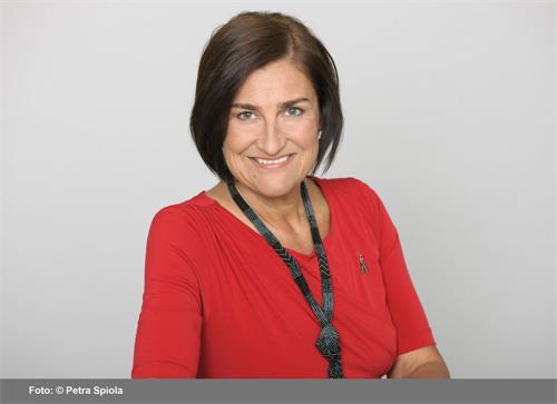 '图2:奥地利国会议员佩特拉·巴伊尔(Petra Bayr)。'