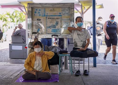 图5:尖沙咀天星码头的曾先生与朱太。