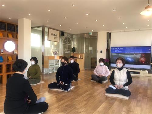 图1:参加二零二二年二月份九天班的新学员们正在学习法轮大法第五套功法。