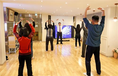 图2-3:参加二零二二年三月份九天班的新学员们正在学习法轮大法第二套功法。