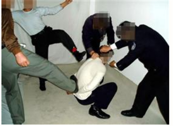 '酷刑演示:毒打(群殴)'
