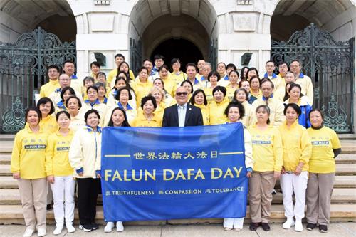 '照片3:春顿市市长古斯乔拉同参与升旗仪式的新泽西州法轮功学员代表合影。'