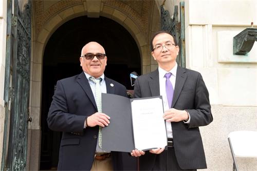 '照片4:春顿市市长古斯乔拉向新泽西法轮大法协会代表颁发褒奖'