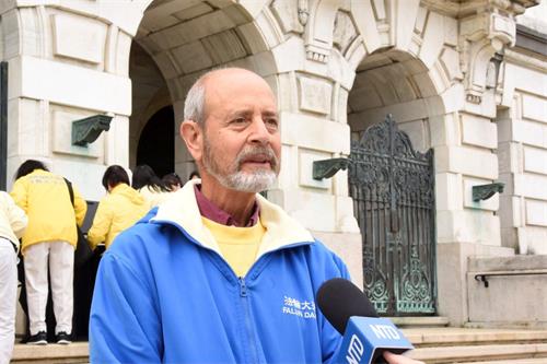 '照片6:西人法轮功学员Paul Puleo分享参加升旗仪式的感受。'