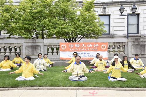 '照片9:新泽西州法轮功学员在首府春顿市市政大楼前集体炼功'