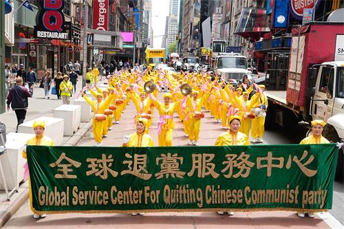 图1~16:二零二二年五月十三日,来自大纽约及周边地区各族裔的法轮功学员约四千人,在曼哈顿中城最繁华的闹市区——四十二街上,举行盛大游行,庆祝世界法轮大法日,大法洪传三十周年,并表达对慈悲伟大的师尊的感恩。