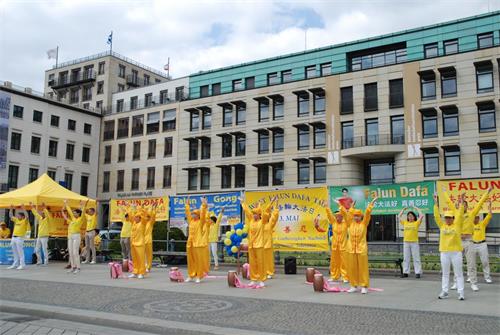 '图1、2、3、4:二零二二年五月十四日下午,柏林法轮功学员演示功法、表演腰鼓,庆祝法轮大法弘传三十周年。'
