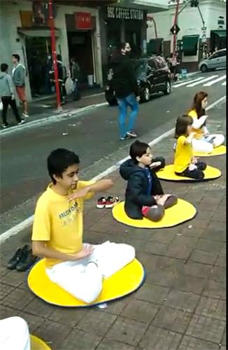 图3:部分法轮功学员们学员们在圣保罗旅游景点东方区自由广场(Liberdade)上摆放了真相展板并做功法展示