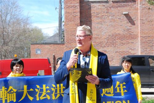 '图02:市长史蒂夫‧克拉克(Steve Clarke)出席升旗仪式,宣读褒奖令,并宣告2022年5月13日为该市的“法轮大法日”。'