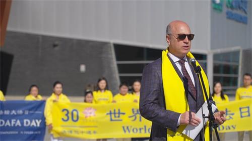 '图12:市长米奇‧潘奇克(Mitch Panchik)出席升旗仪式并亲自主持和宣读褒奖函,他宣告2022年5月13日为该市的“法轮大法日”。'