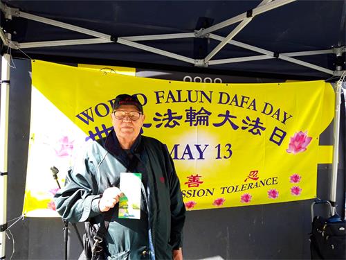 图5:一位芬兰老人了解大法后,由衷地赞赏大法所倡导的“真、善、忍”。