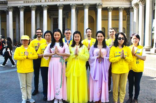 图1:二零二二年五月十四日,意大利学员双手合十恭祝李洪志师父生日快乐!感恩师父!