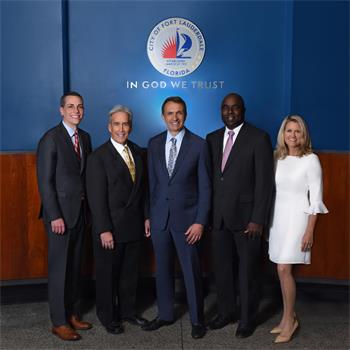 劳德代尔堡市(Fort Lauderdale)市长蒂安·川塔里斯(中)和市专员们。