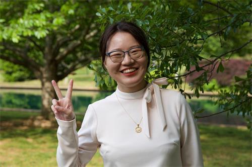 图4:目前在美国一家大银行工作的青年法轮功学员Mia。