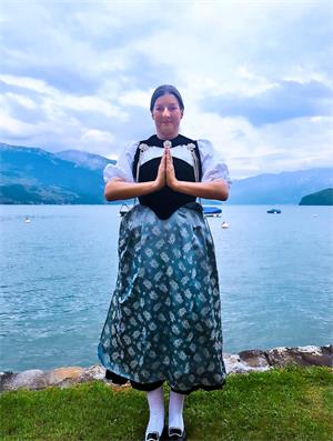 图3:二零二二年五月十三日,西蒙娜身着瑞士传统节庆服装,感恩师尊将大法,将希望传于世间
