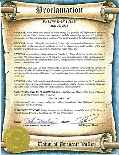 '图3:普雷斯科特谷(Prescott Valley) 镇镇长凯尔•帕尔古塔(Kell Palguta )颁发褒奖,宣布二零二二年五月十三日为“法轮大法日”。'