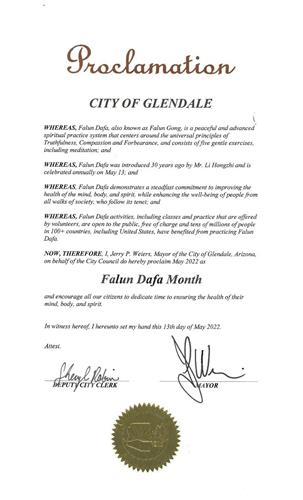 '图4:格兰岱尔(Glendale) 市市长杰瑞•威尔士(Jerry Weiers) 颁发褒奖,宣布二零二二年五月为“法轮大法月”。'