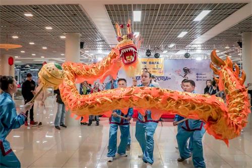 图1:法轮功学员表演的舞龙