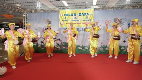 图2:法轮功学员表演的腰鼓
