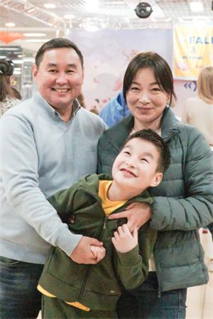 图12:鲁斯兰(Ruslan)和妻子儿子全家