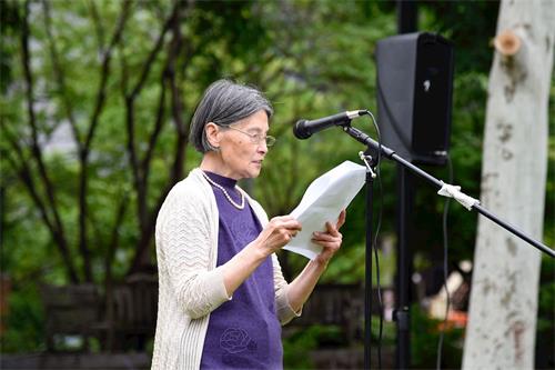'图10:有幸三次参加了法轮功师父亲自传功讲法九天班的法轮功学员徐美华,在集会上分享自己的修炼体会。'