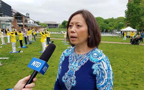 '图11:法轮功学员刘欣迪在分享自己的修炼体会。'