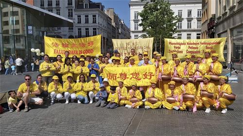 图1:比利时法轮大法学员荷兰腰鼓队学员恭祝师父生日快乐