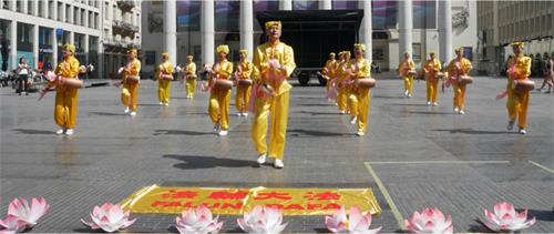 图2:法轮功学员与民众共同庆祝世界法轮大法日