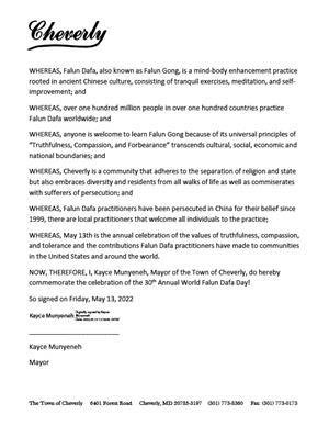 图:美国马里兰州切弗里(Cheverly)市长 凯斯·穆彦内(Kayce Munyeneh)褒奖法轮大法日。