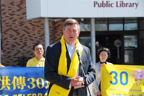 图04:市长奥斯特兰德说:“我们非常骄傲能够升起这面旗帜。真、善、忍是法轮大法的理念,也是我们布赖顿市民的渴望。